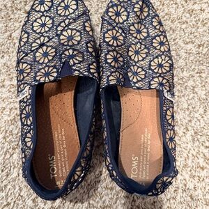 TOMS Women's Blue Floral Lace Loafers